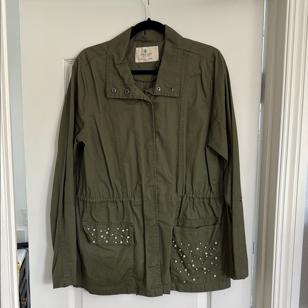 Green Utility Jacket with Cinched Waist and Relaxed Fit